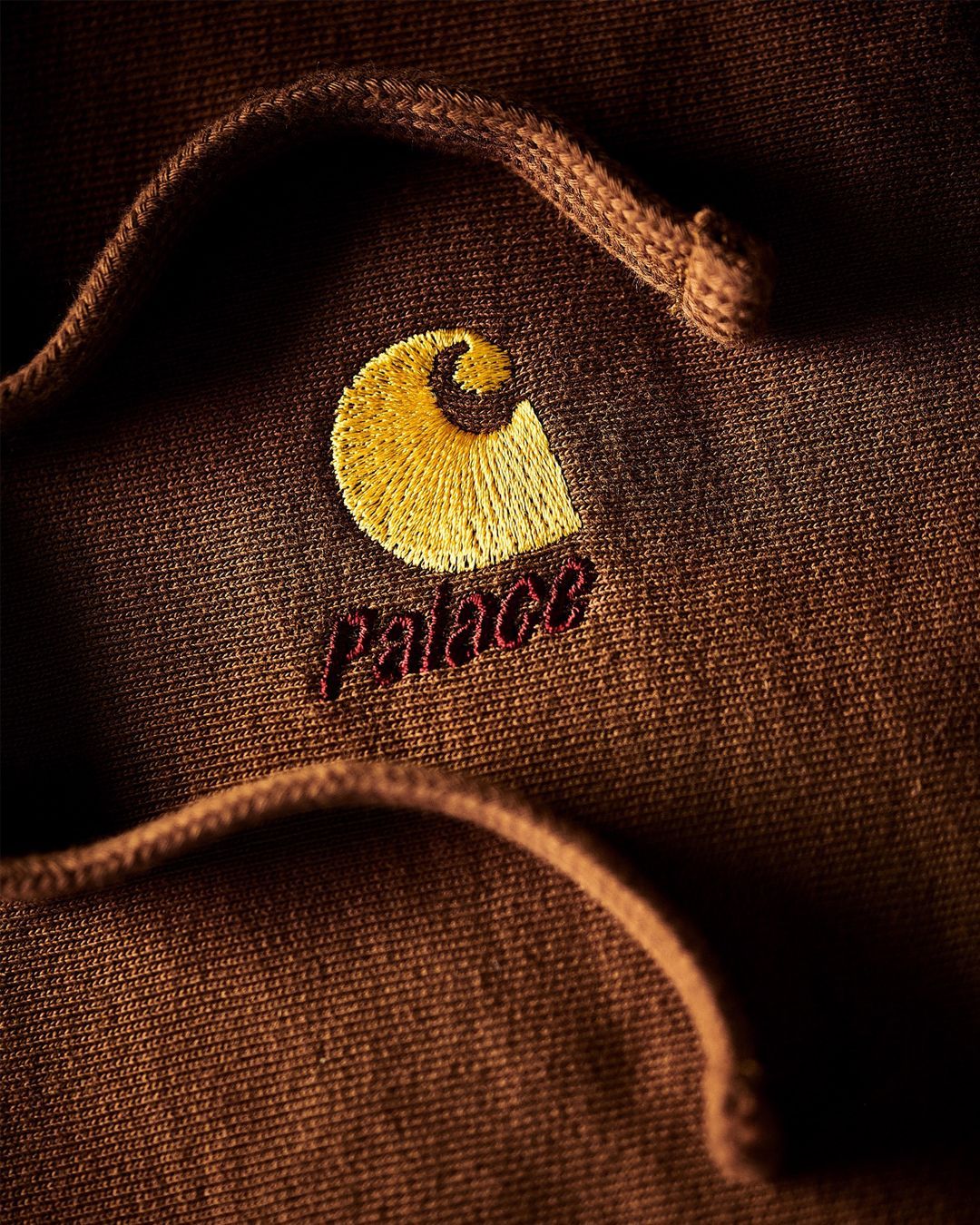 Palace представил коллаборацию с Carhartt