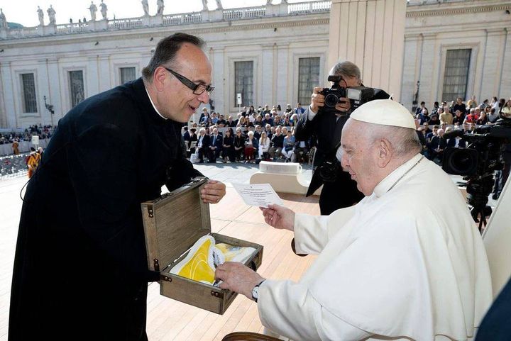 Папа Римский получил в подарок кастомные кроссовки Nike Blazer Mid