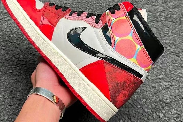Первые живые фотографии Air Jordan 1 «Spider-Man: Across the Spider-Verse»