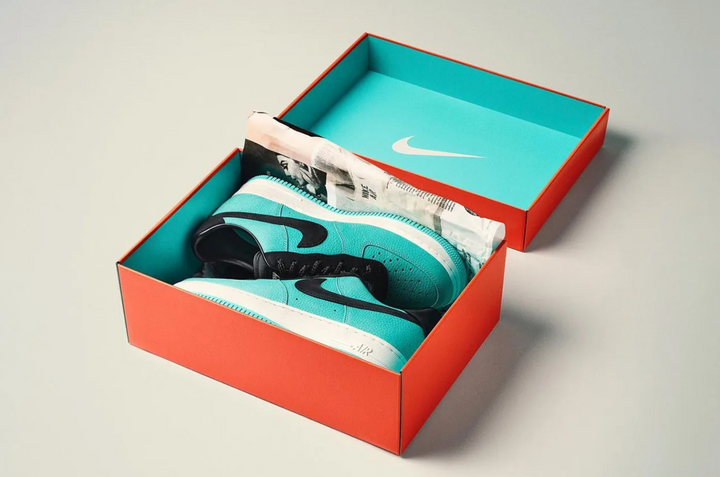 Фотографии Friends & Family издания кроссовок Nike Air Force 1 Low x Tiffany & Co.