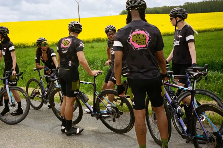 Patta представил коллаборацию с велосипедным брендом Rapha