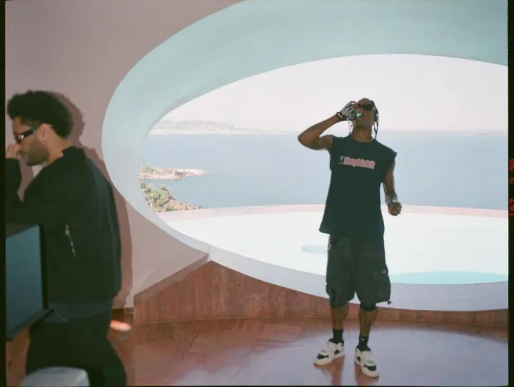 Трэвис Скотт показал свои новые кроссовки в клипе на трек "K-POP"