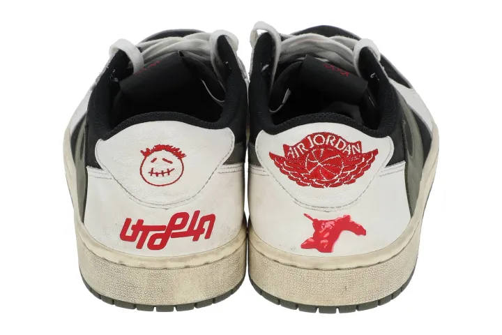 На аукцион выставлены личные кроссовки Трэвиса Скотта с его концерта