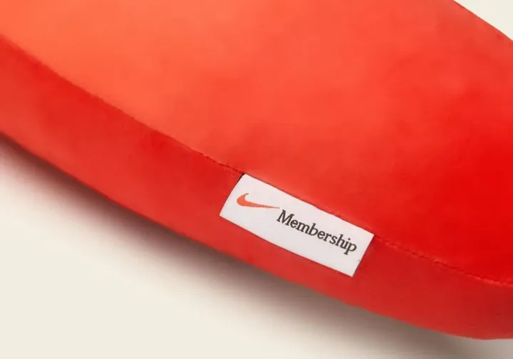 Nike выпустил подарочную подушку в виде свуша