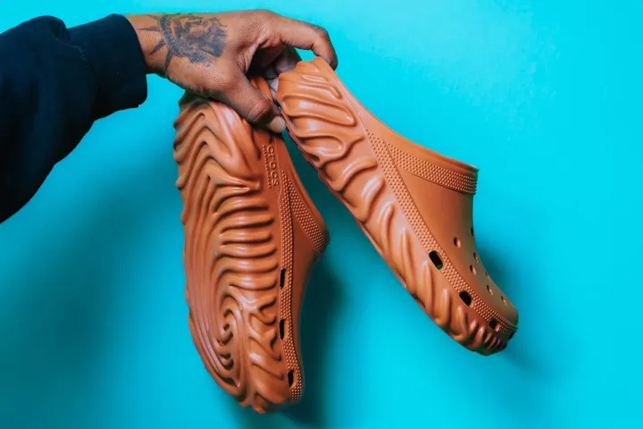 Салехе Бембури выпустит новые тапки для Crocs