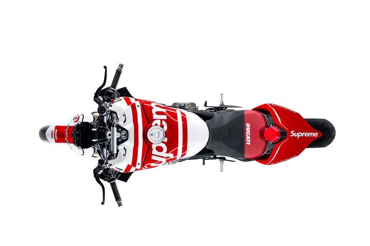 Supreme выпустит мотоцикл Ducati. Показываем аксессуары бренда из весенней коллекции