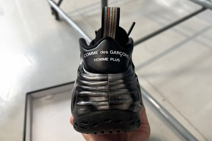 Еще одна пара кроссовок CDG x Nike Air Foamposite One