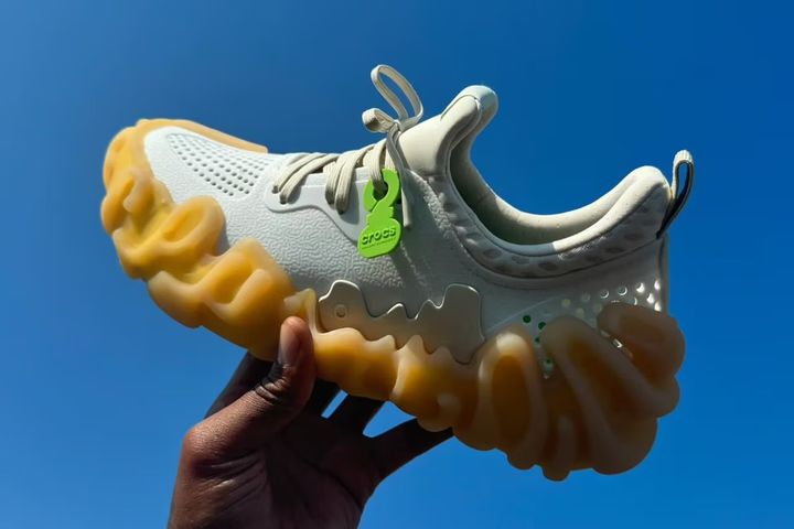 Салехе Бембури показал еще одну пару кроссовок Crocs Pollex Juniper