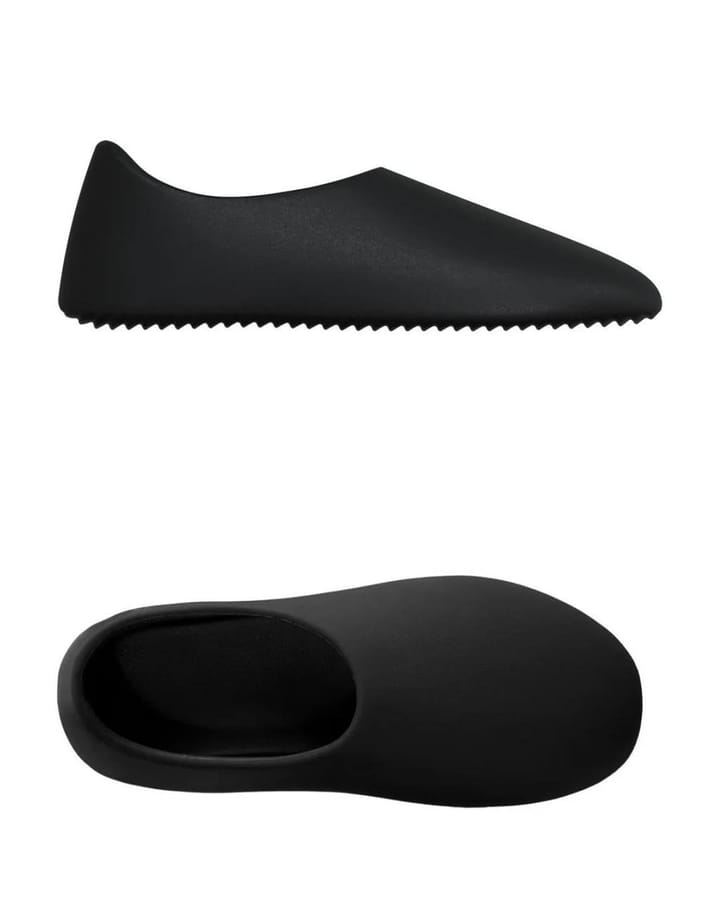 Канье Уэст представил 2 новых пары обуви