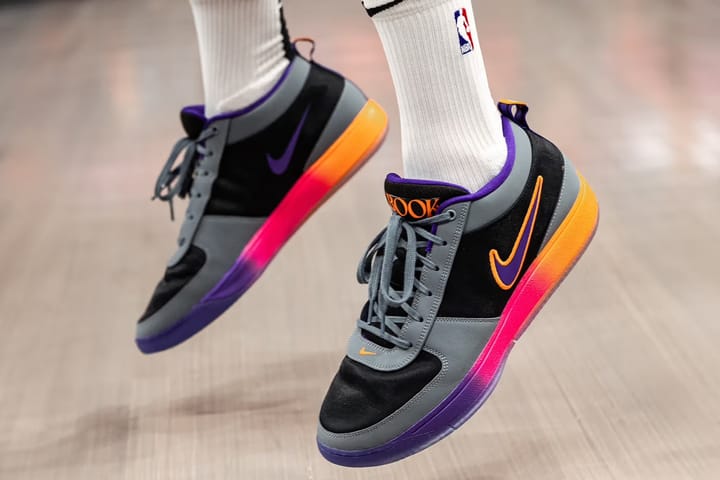 Девин Букер показал на площадке новую расцветку кроссовок Nike Book 1