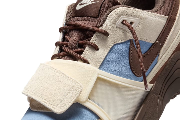 Официальные фотографии кроссовок Travis Scott x Nike Zoom Field Jaxx «Leche Blue»
