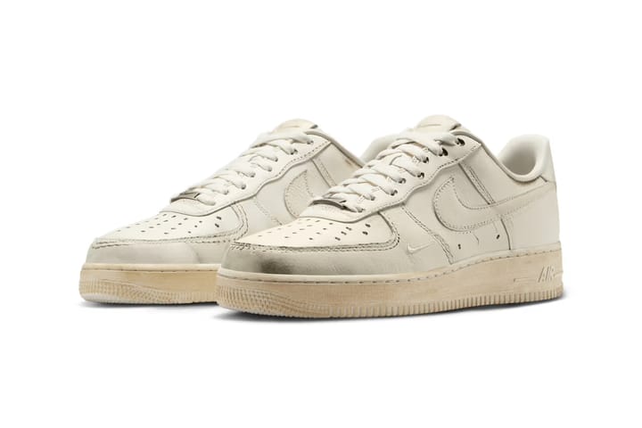 Nike выпустил кроссовки Air Force 1, которые со временем становятся чистыми